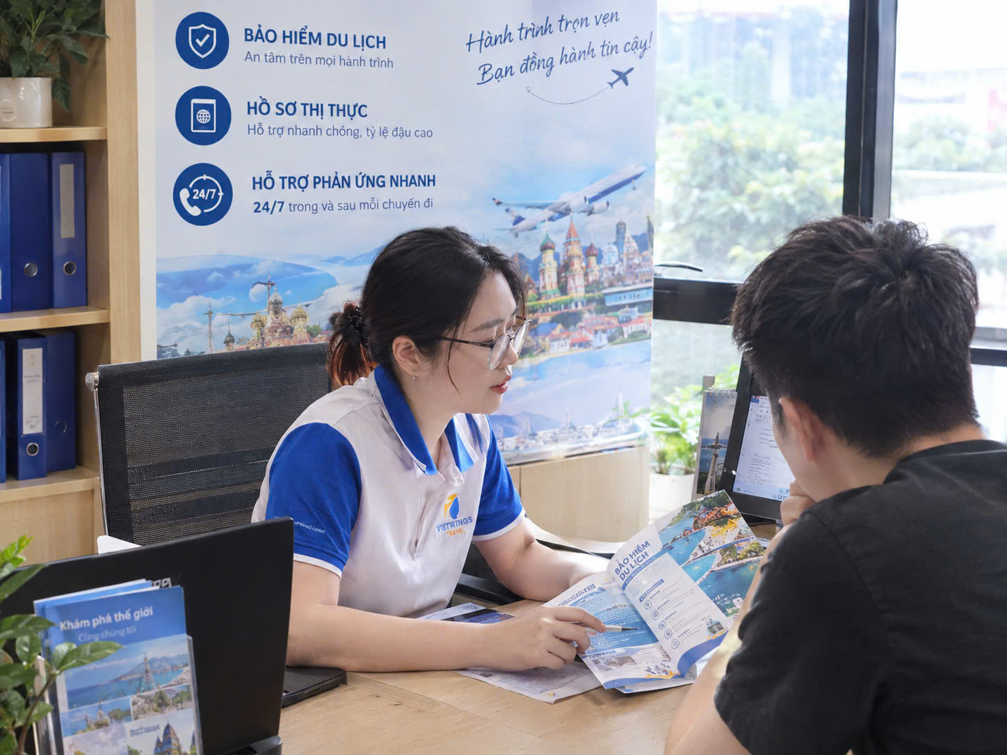 Chuyên viên hỗ trợ khách hàng về hành trình
